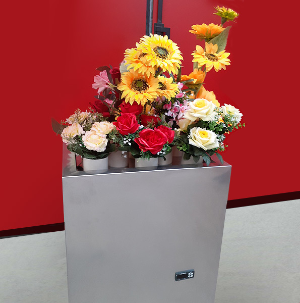 Vasca termostatata a circolazione di acqua refrigerata per esposizione e conservazione dei fiori recisi